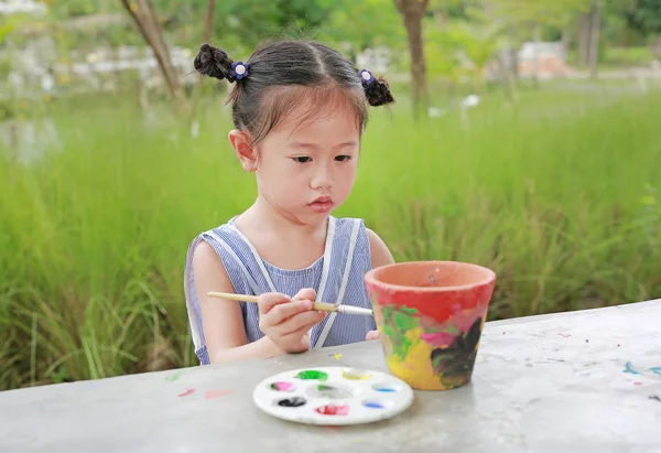 Asiatique Enfant Fille Peinture Sur Terre Cuite Plat — Photo