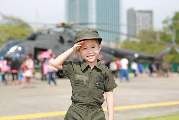 亚洲女孩的肖像穿着空军飞行员西装对模糊的直升机背景 — 图库照片