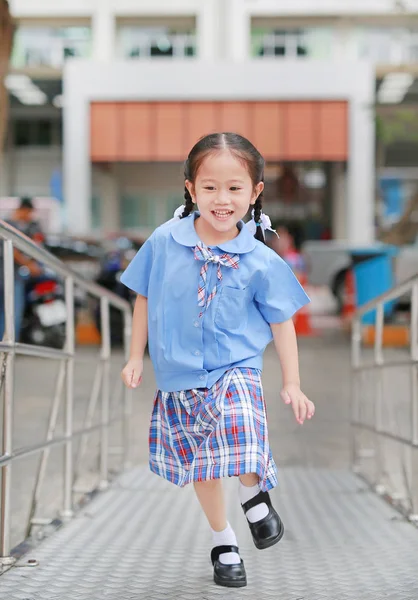 微笑的小亚洲孩子女孩在学校制服跑金属台阶 — 图库照片