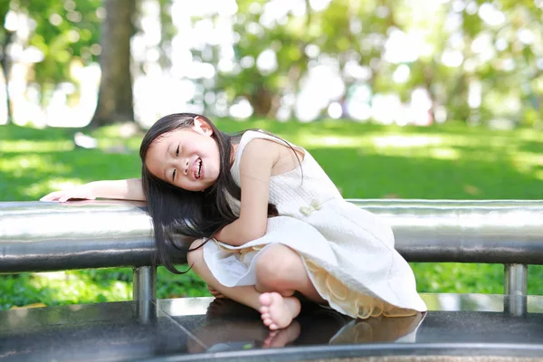Очаровательная Маленькая Азиатская Девочка Сидит Скамейке Солнечном Зеленом Парке — стоковое фото