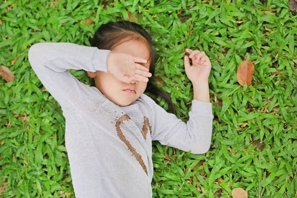 Little Asian Child Girl Lying Green Lawn Closed Her Eyes — Stock Photo, Image