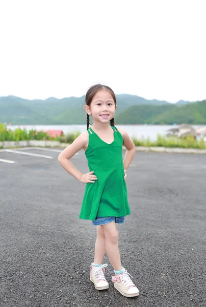 Leende Asiatisk Barnflicka Poserade Och Avslappnad Sluttningen — Stockfoto