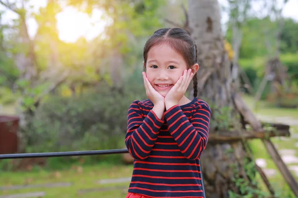 Lächelndes Kleines Asiatisches Mädchen Mit Berührung Ihrer Wange Die Direkt — Stockfoto