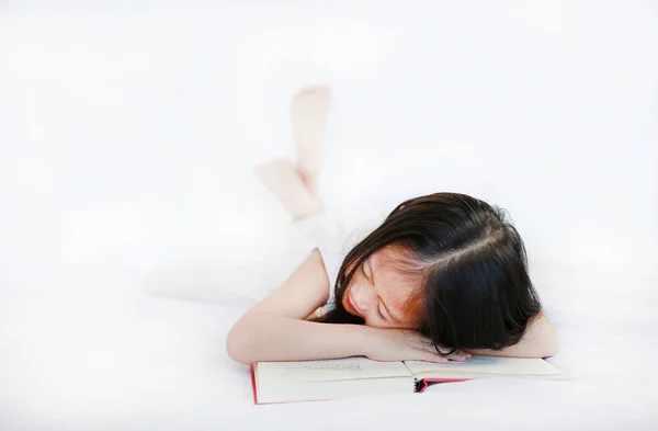 Niedliche Kleine Asiatische Kind Mädchen Liegt Auf Hardcover Buch Auf — Stockfoto