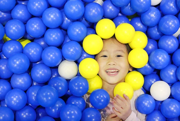 Lycklig Liten Asiatisk Tjej Leker Med Färg Plastbollar Bakgrund — Stockfoto