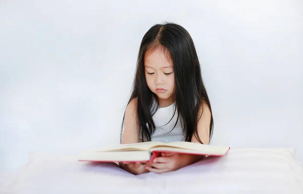 Hermosa Niña Asiática Leyendo Libro Tapa Dura Acostado Con Almohada —  Fotos de Stock