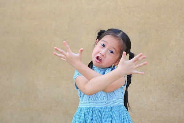 Sassy Piccolo Asiatico Bambino Ragazza Con Divertente Faccia Espressione Croce — Foto Stock