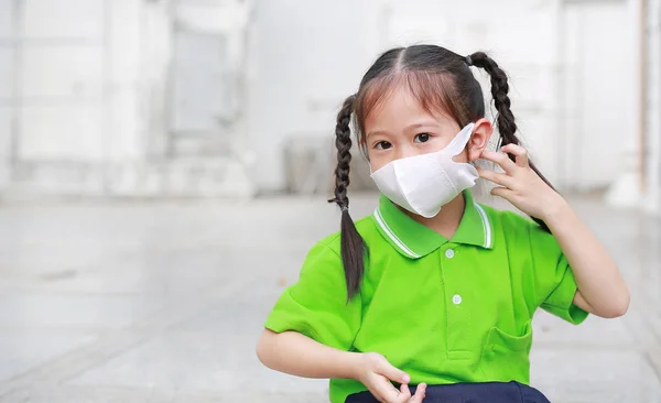 Azjatycki Dziecko Dziewczynka Masce Ochrony Podczas Poza Przeciwko Zanieczyszczeniu Powietrza — Zdjęcie stockowe
