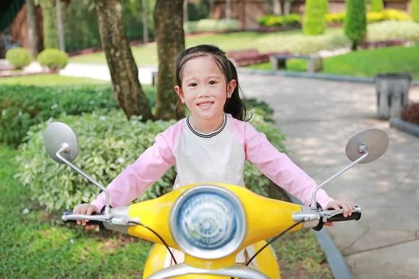 Szczęśliwy Mało Asian Dziecko Dziewczyna Jazda Konna Dekoracja Motocykl Park — Zdjęcie stockowe