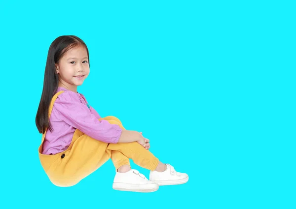 Retrato de menina asiática pequena feliz em rosa-amarelo-ye — Fotografia de Stock