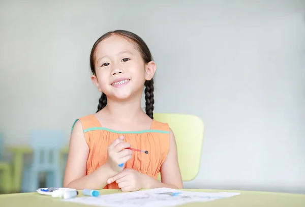 Ευτυχισμένο Μικρό Ασιατικό Κορίτσι Σχέδιο Και Ζωγραφική Χρώμα Του Νερού — Φωτογραφία Αρχείου
