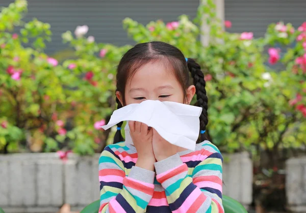 Potret Gadis Asia Kecil Meniup Hidungnya Dengan Kertas Tisu Duduk — Stok Foto