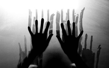 Korku kadın elleri. Dağınık siluet. Siyah beyaz.