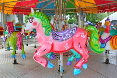 Tapınak fuarında bir karnaval Merry Go Round atlar