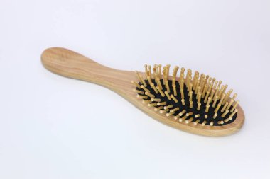 Tarak bir beyaz izole saçlar için