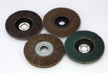 Beyaz arka plan üzerinde öğütücü için Grup Aşındırıcı disk