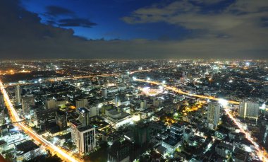 Yukarıdan Gece görünümünde Bangkok şehir.