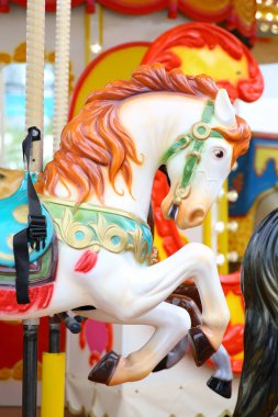 radio host met hoofd telefoonsCarousel. neşeli bir karnaval ata yuvarlak gitmek.