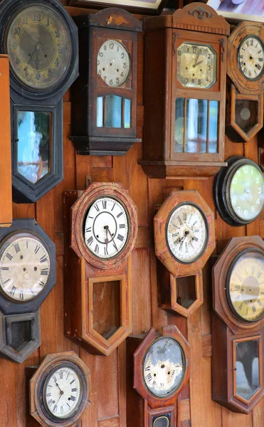 Coleção Relógios Madeira Vintage Fundo Parede Madeira — Fotografia de Stock