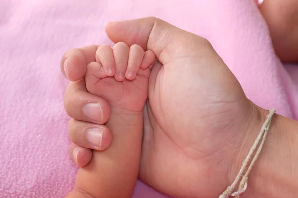 Семья Вместе Mother Holding Child Hand — стоковое фото