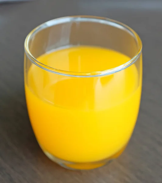 Gözlük Sarı Içki Alkol Kokteyl Içecek Sıvı Suyu Ahşap Masa — Stok fotoğraf