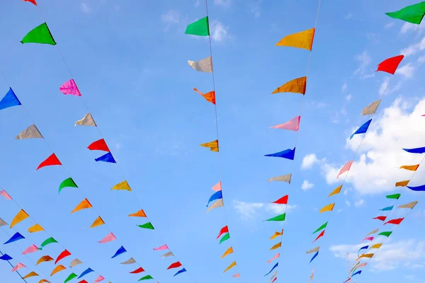 五颜六色的三角旗悬挂在户外的天空 — 图库照片