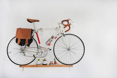 Beyaz duvarda asılı dekoratif bisikletler.