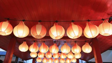 Kağıt kırmızı-beyaz asya japon fenerler satır parlayan.