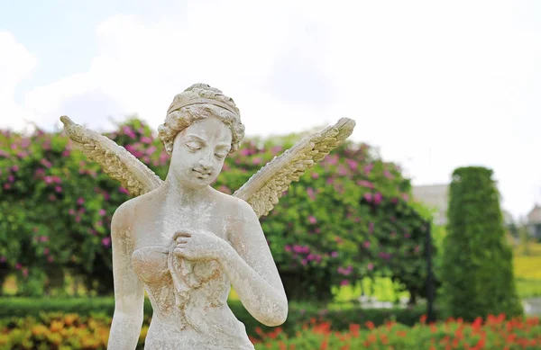 Una Hermosa Estatua Ángel Jardín —  Fotos de Stock