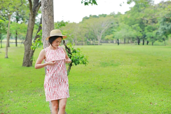 Jovem Mulher Asiática Relaxante Jardim Verão — Fotografia de Stock