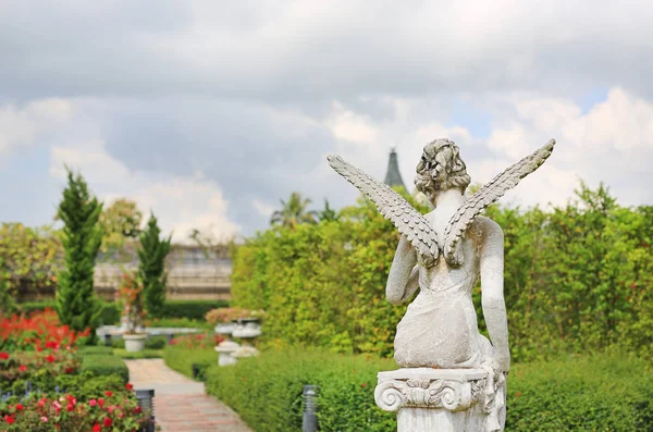 Eine Schöne Engelsstatue Garten — Stockfoto