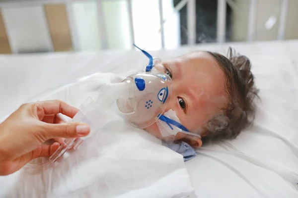 Baby Heeft Astma Behoefte Aan Vernevel Zieke Jongen Inhalatie Therapie — Stockfoto