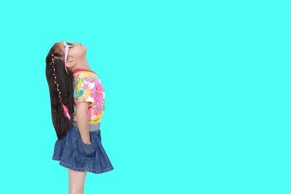 Söt liten asiatisk Kid flicka klädd i en blommor sommarklänning och Su — Stockfoto
