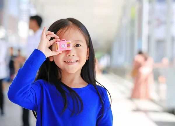 Beautiful Smiling Asian Little Girl Taking Photo Toy Camera Take — Stock Photo, Image