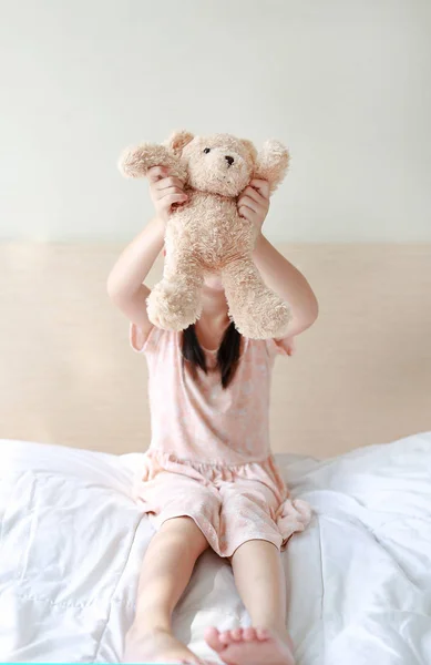 Kleine Aziatische Kind Meisje Oppakken Bruin Teddyberen Terwijl Zittend Het — Stockfoto