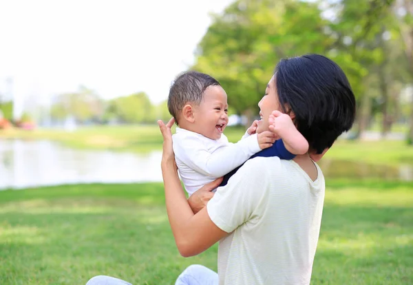 Gelukkige Familie Aziatische Moeder Haar Zoon Spelen Natuur Tuin Moeder — Stockfoto