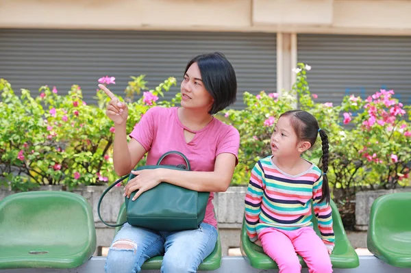 Asyalı Anne Kızı Toplu Taşıma Otobüsünde Oturuyorlar Anne Çocuk Kız — Stok fotoğraf