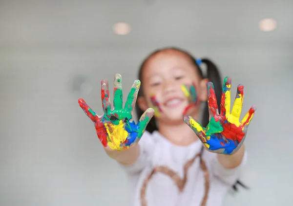 Feliz Niña Asiática Con Sus Coloridas Manos Mejilla Pintadas Habitación — Foto de Stock