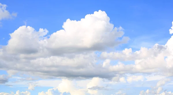 Langit Biru Latar Belakang Dengan Awan Mengembang — Stok Foto