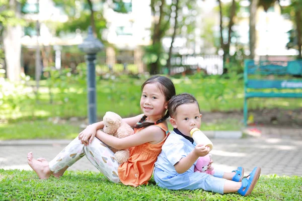 Portrait Cute Little Asian Sister Her Younger Brother Sit Back — Stock Photo, Image