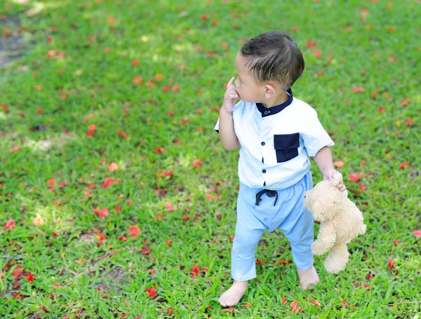 Sevimli Asya Küçük Çocuk Bahçede Açık Oyuncak Ayı Ile Yürüyüş — Stok fotoğraf