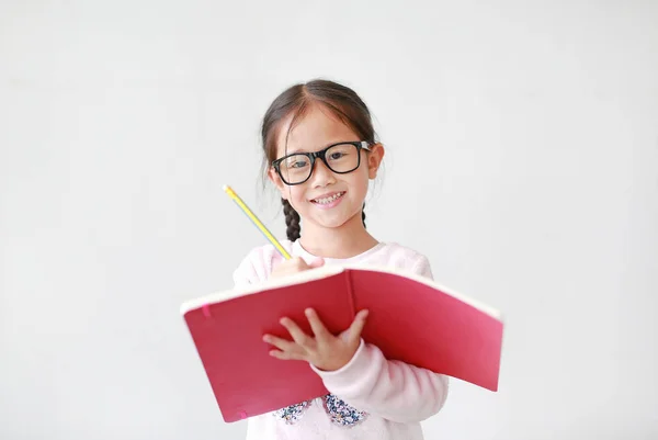 Feliz Niña Asiática Con Gafas Sostener Libro Escribir Con Lápiz — Foto de Stock