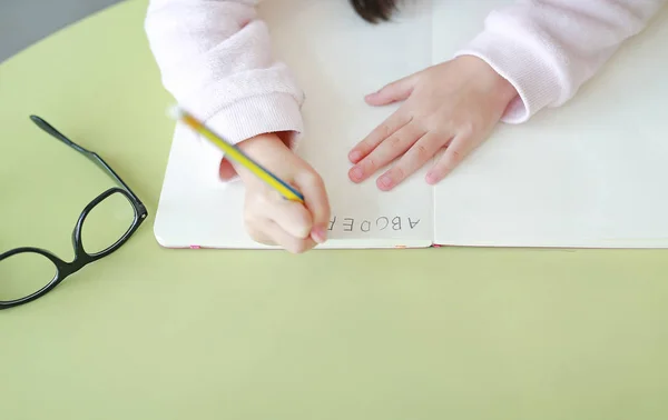 Close Handen Van Kleine Kinderen Schrijft Abc Een Boek Notitieboekje — Stockfoto