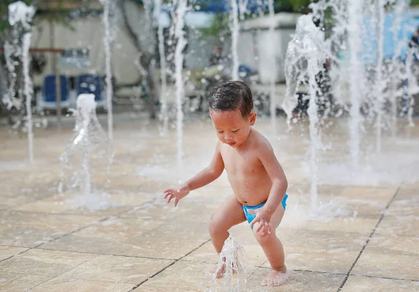 Милый Маленький Азиатский Мальчик Веселится Водяном Потоке Разбрызгивателя Ребенок Играет — стоковое фото