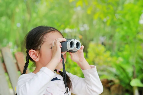 Little Child Girl Field Looking Binoculars Nature Outdoor Explore Adventure — Stock Photo, Image