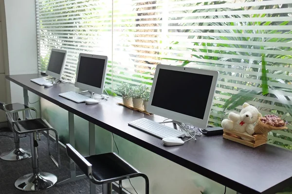 Row Computers Waiting People Use Internet Cafe — Stock Photo, Image