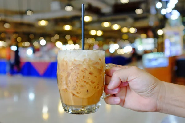 Taza Vidrio Leche Tailandesa Helada Mano Contra Imagen Borrosa Del —  Fotos de Stock