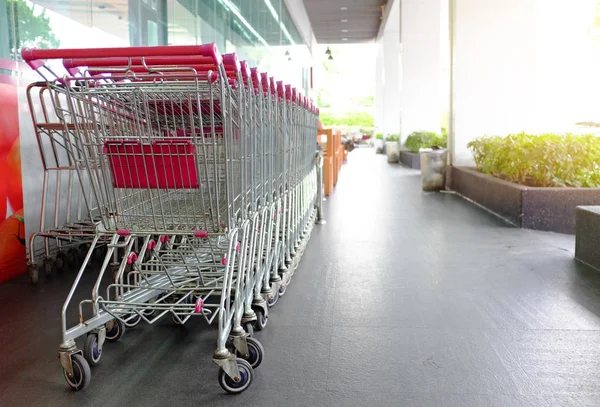 Einkaufswagen Supermarkt Warten Draußen Auf Ihren Einsatz — Stockfoto