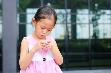 Güven eksikliği çocukların jestleri. Çocuk kız onun parmakları niyetinde.