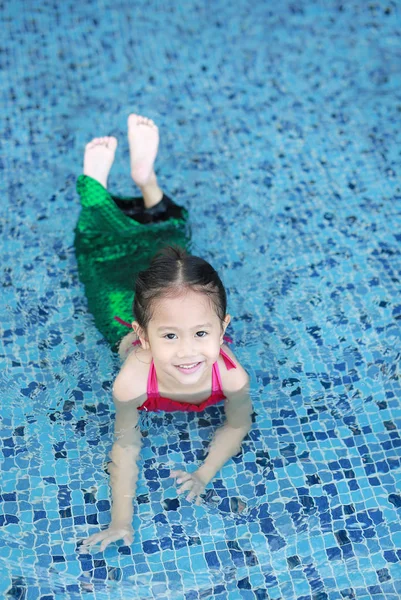 Glücklich Kleine Asiatische Kind Mädchen Einem Meerjungfrau Anzug Liegend Pool — Stockfoto